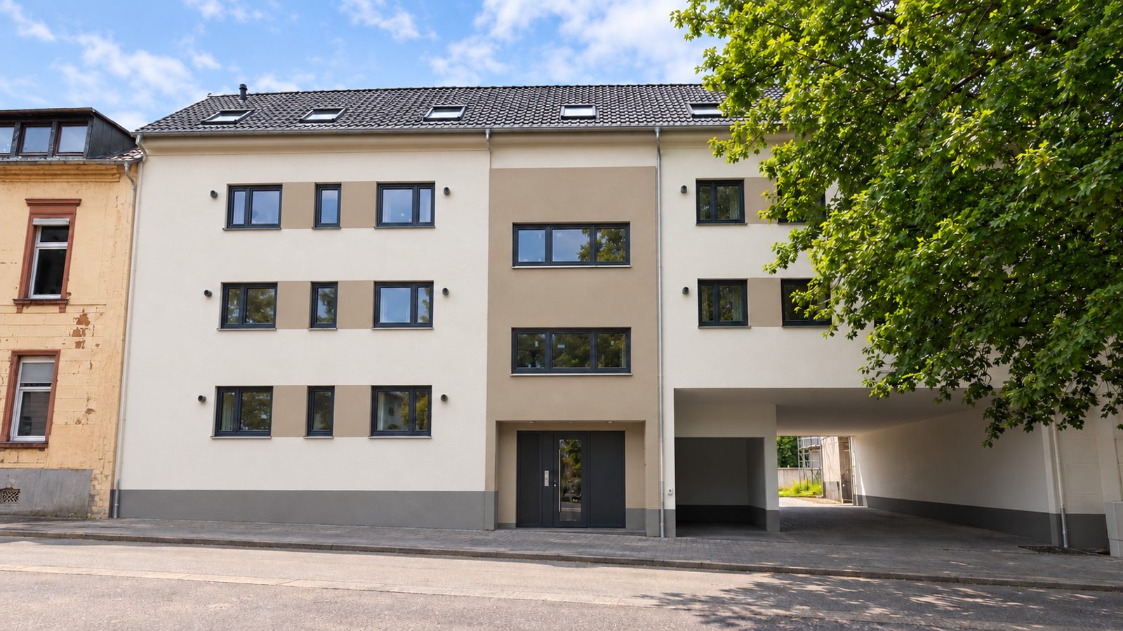 Cityquartier 75, Straßenseite Friedrich-Wilhelm-Straße mit Hauseingang und Durchfahrt